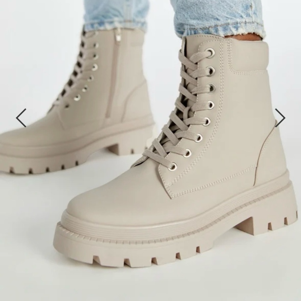 Combat Boots size 9.5 beige/Cream/Sandstone lace/Zipup NEW Justfab